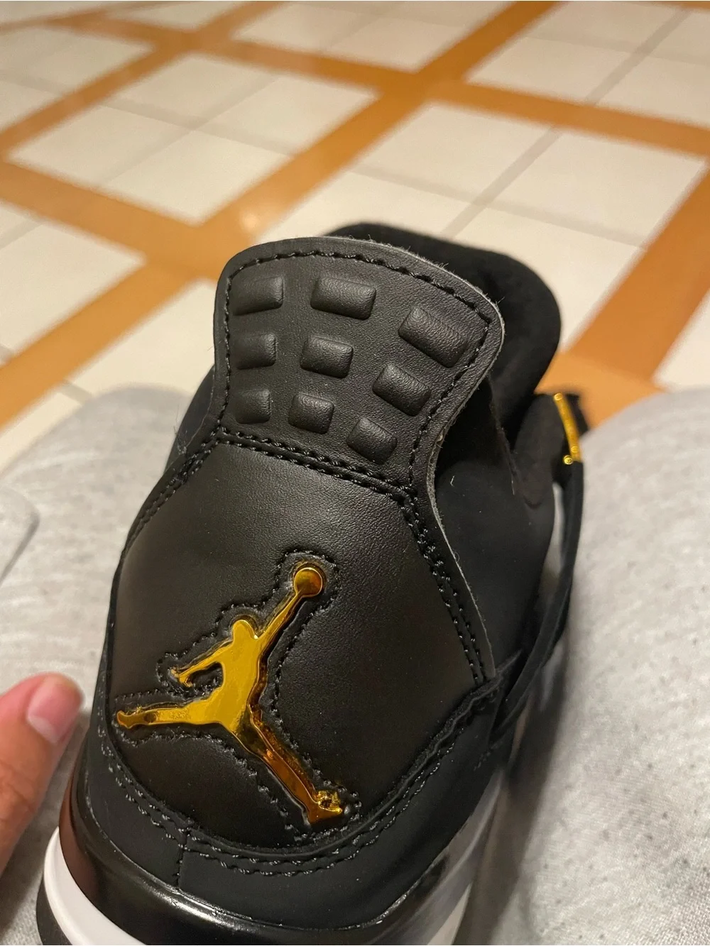 Jordan4 royalty Men’s Retro Sneakers (no box) was damaged